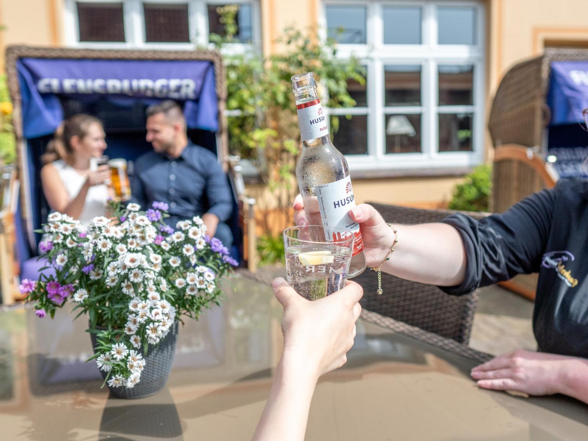 Hotel Osterkrug Husum  Esterno foto