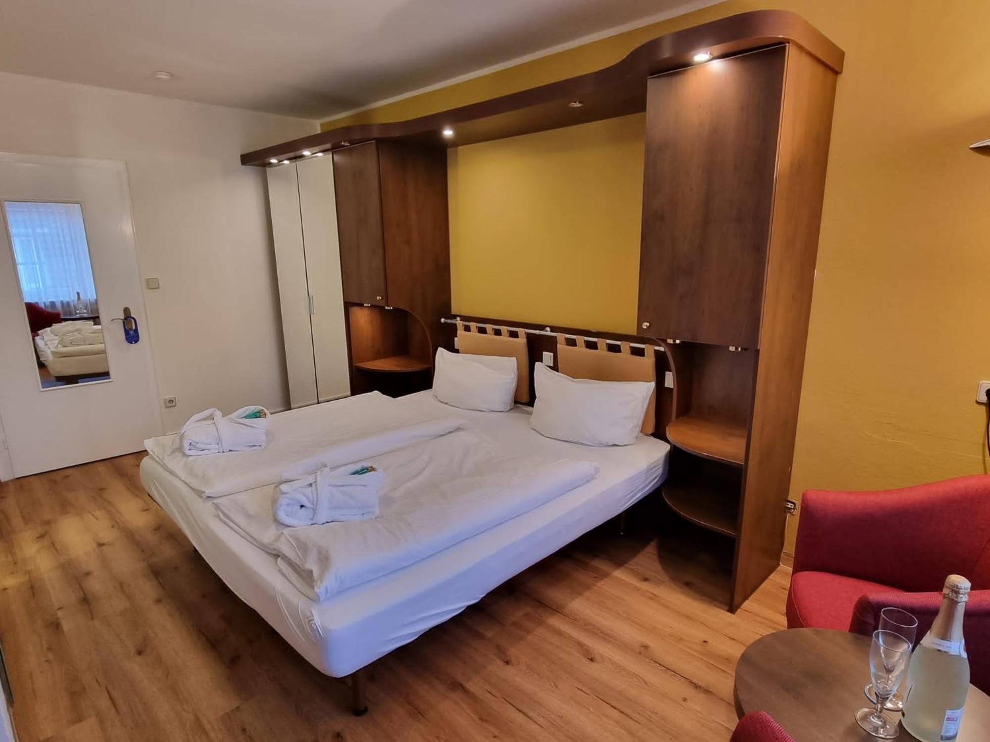 Hotel Osterkrug Husum  Esterno foto